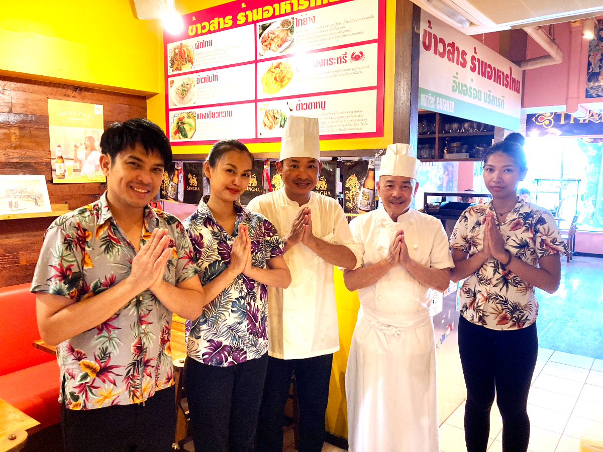 Dịch vụ khách hàng và nấu ăn tại nhà hàng Thái Lan